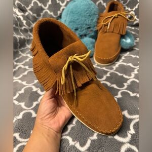 NWT Minnetonka Bootie Moccasins women’s US8.5, New Suede Fringe Brown Keds